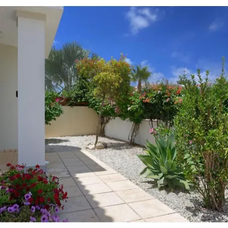 Matheus, Walking Distance To Coralia Beach Nicosia
