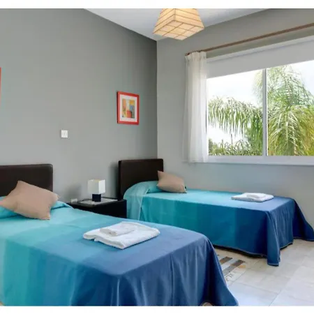 Matheus, Walking Distance To Coralia Beach Nicosia