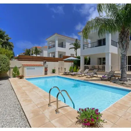 Matheus, Walking Distance To Coralia Beach Villa Nicosia